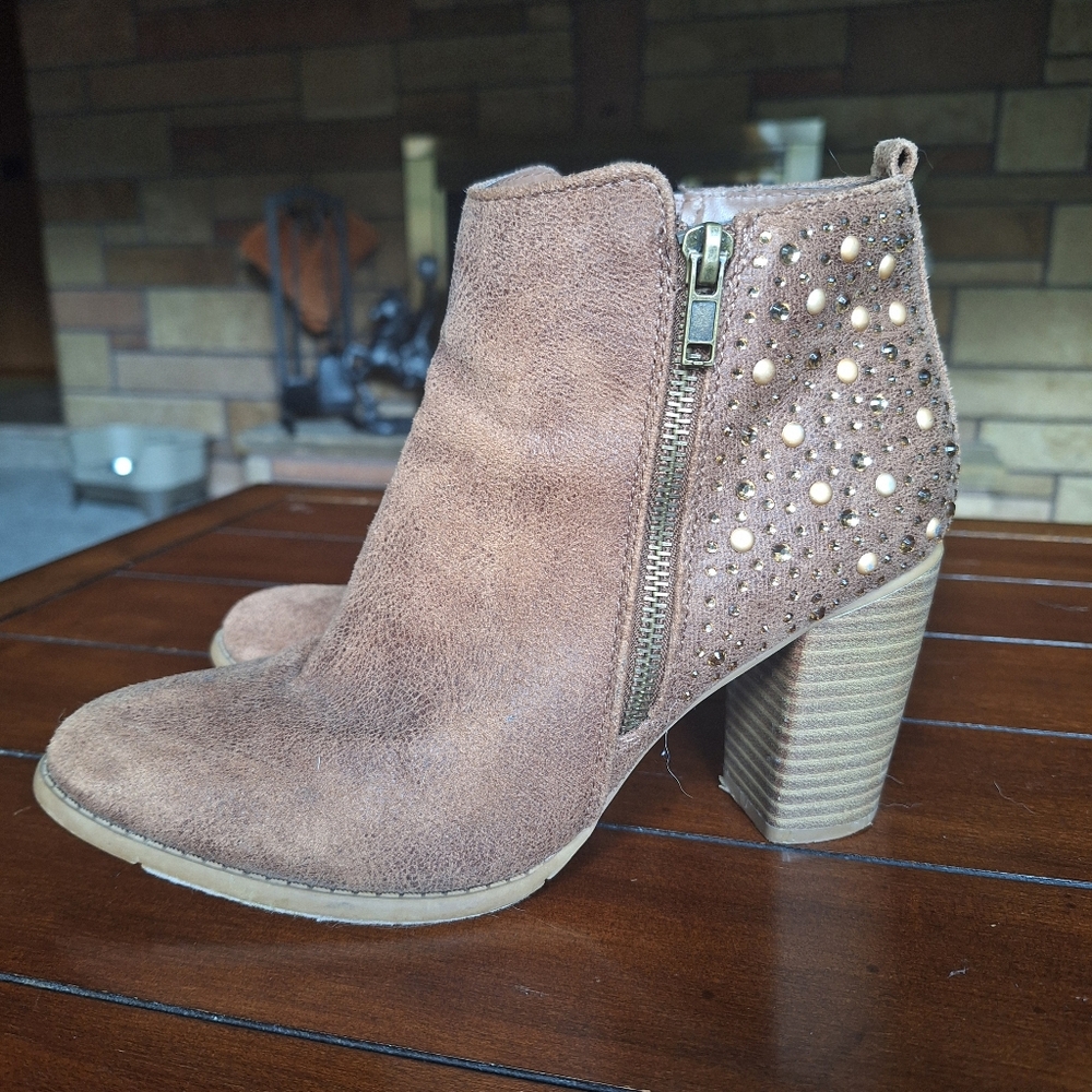 Maurices Brandy Gold Studded Stacked Heel Bootie 7.5M - Picture 11 of 11